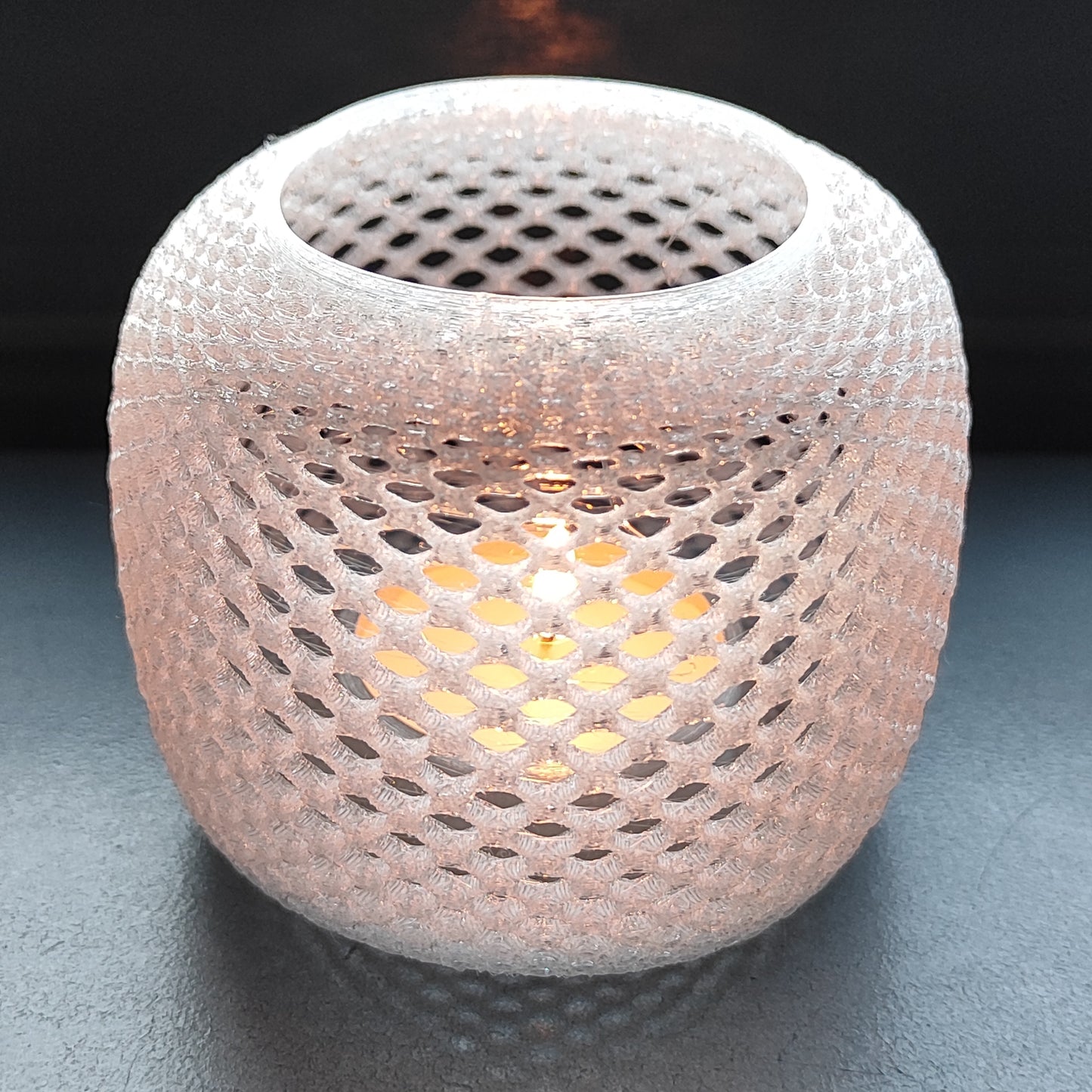 Portavelas con patrón romboide